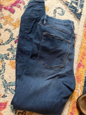Good American Light Wash Denim Jeans with Contrast Stitching